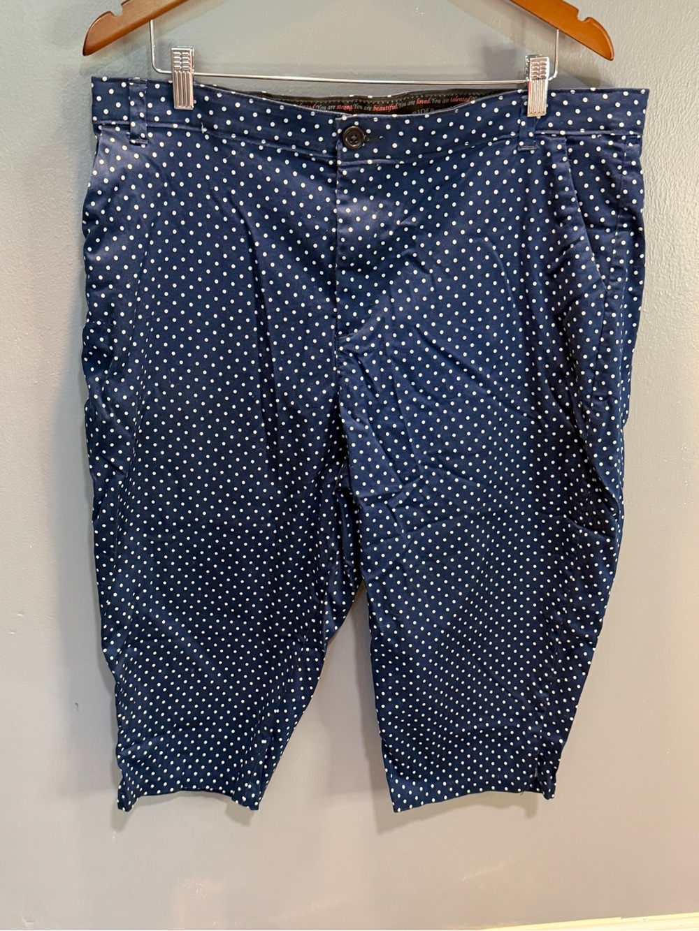 RIDERS BY LEE NAVY WITH WHITE POLKA DOT FLAT FRONT CAPRI’S 20W